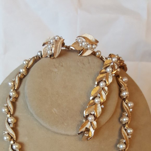 Vintage Trifari Pearl & Brushed Gold Designer Set Necklace, Earrings & Bracelet - Picture 9 of 10